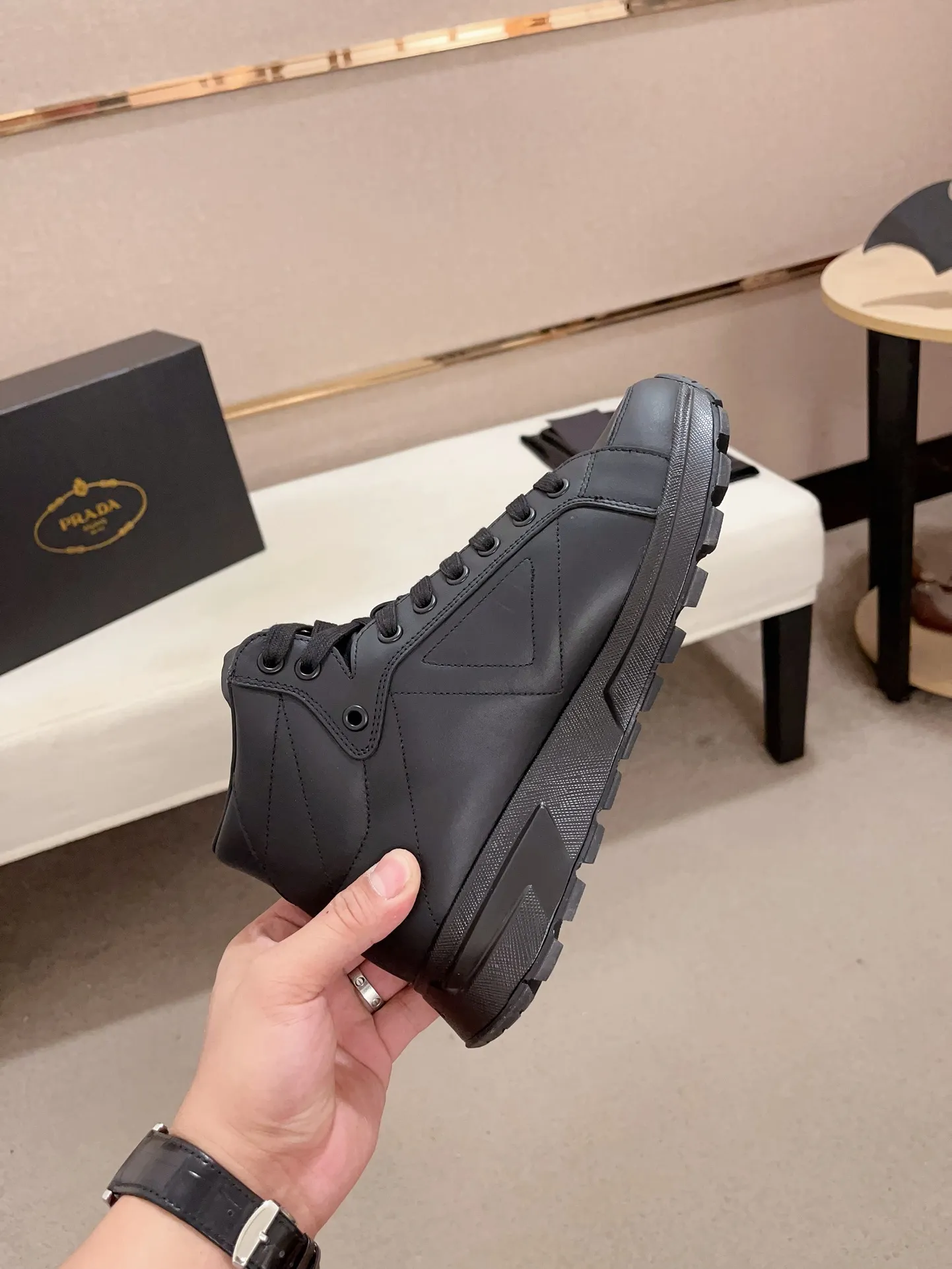 Men's shoes 💰 700💰 ✔️✔️✔️Top version High-quality new PRADA (Prada) counters are launched simultaneously, new men's shoes, 😘fabrics are selected from first-layer cowhide. Lining: Imported cowhide leather lining. 👍🏿High-end☄️Open-molded non-slip rubber outsole, exquisite lines, simple and elegant, comfortable and high-end for leisure travel. Number of yards: 38 to 44. Can be customized 45-46 non-returnable